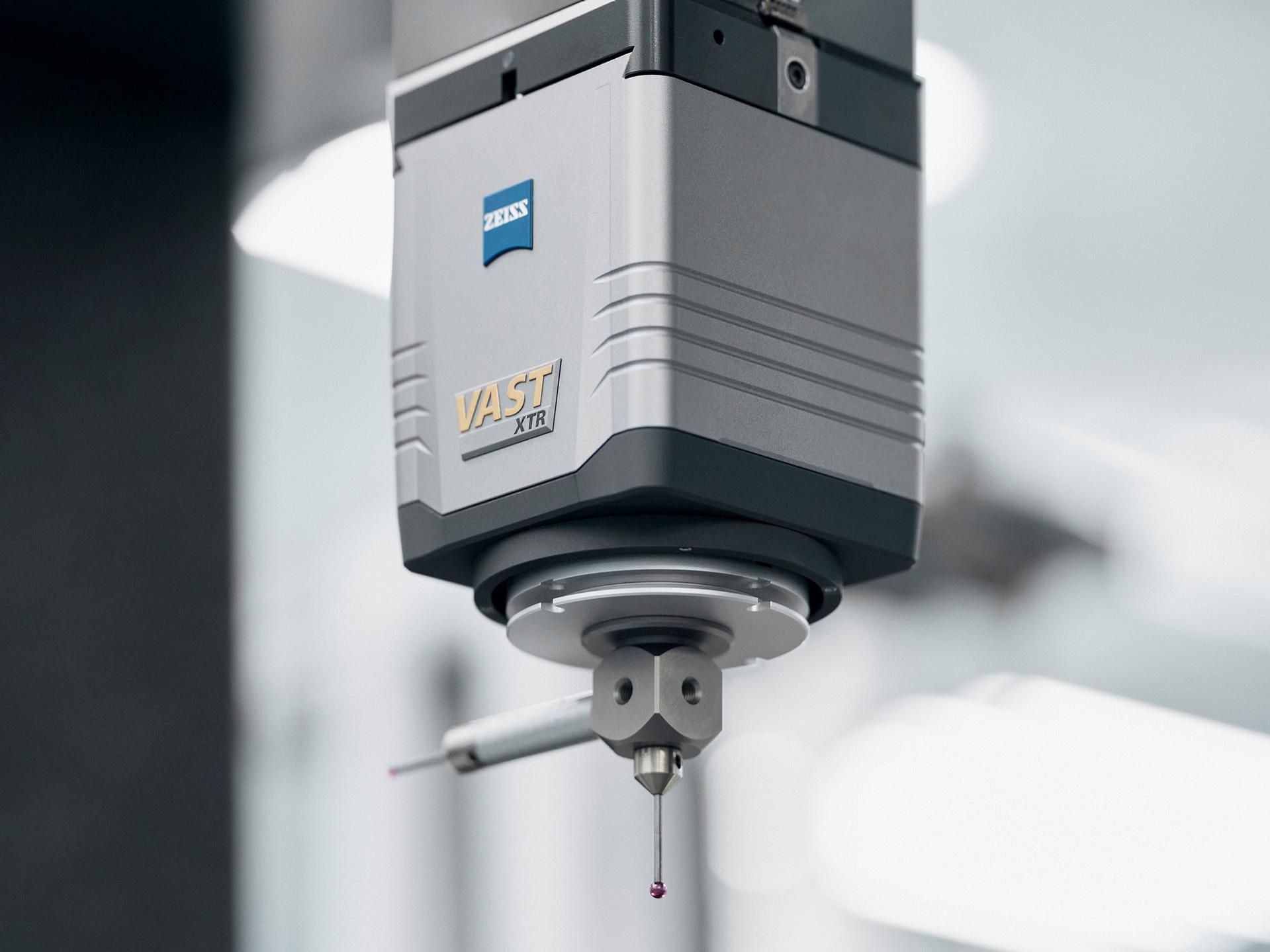 Döner mafsallı ZEISS VAST XTR gold, çeşitli açısal pozisyonları mümkün kılar.
