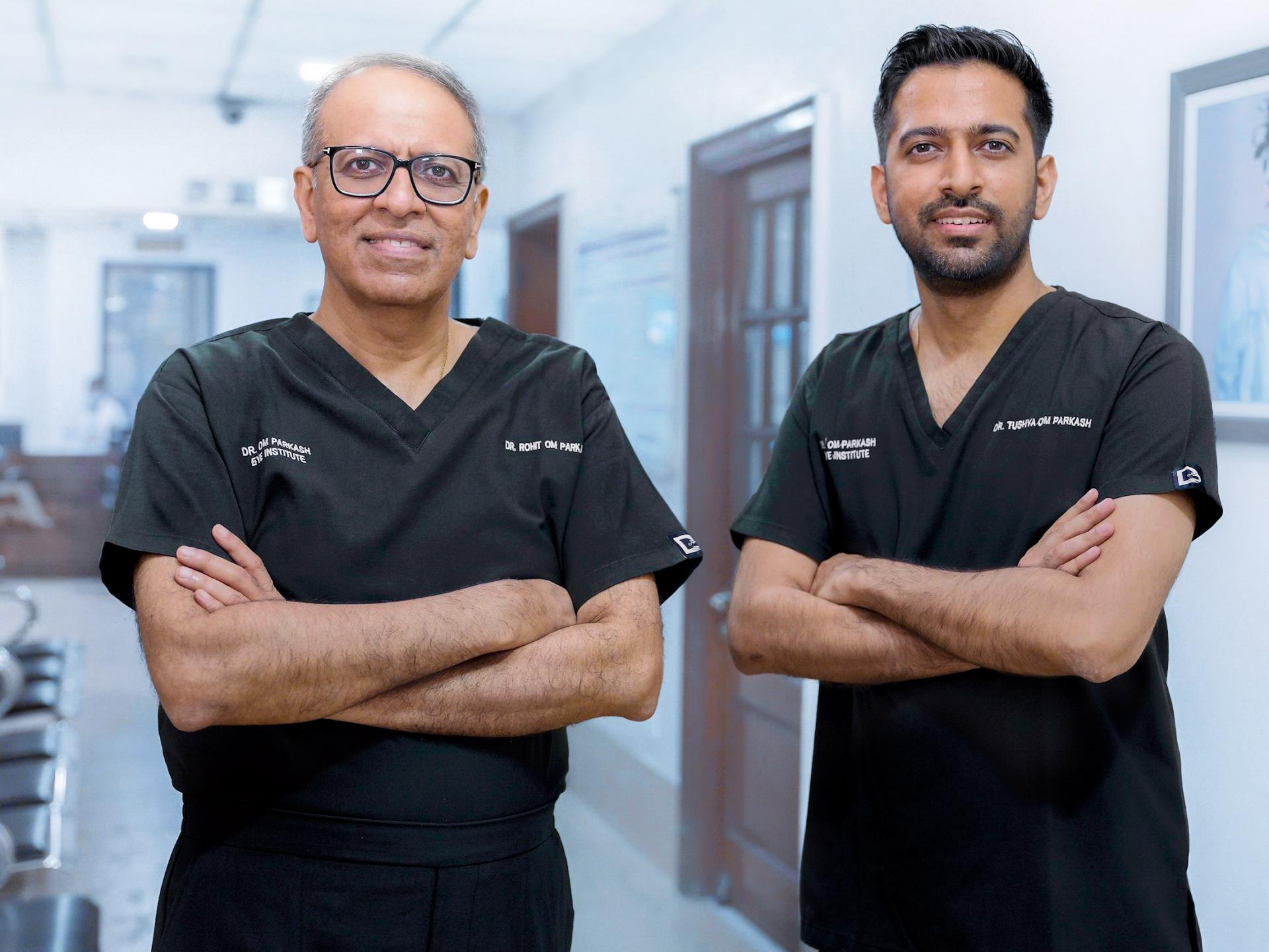 Dr. Rohit Om Parkash ve Dr. Tushya Om Parkash.