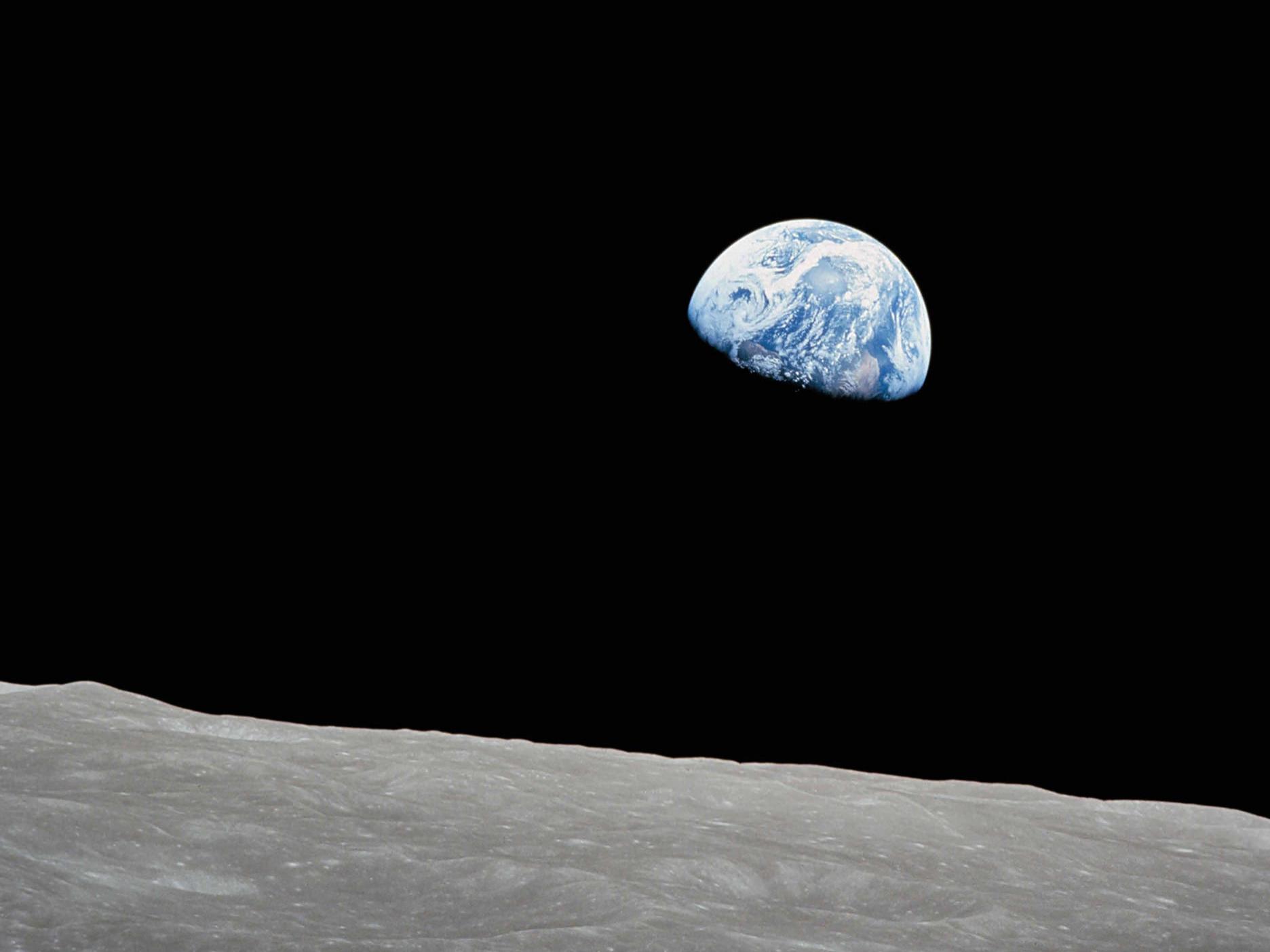 Ay yüzeyinde durma ve dünyaya bakma perspektifi.