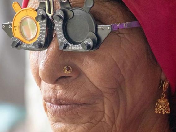 Kırılma gözlüğü takan yaşlı kadın.