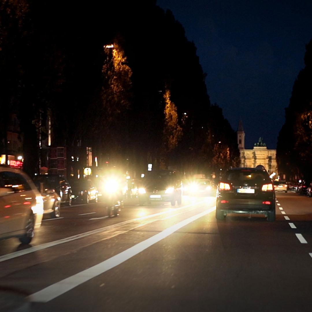 Geceleri karşıdan gelen arabaların parlaması ve ıslak yolların gözleri kamaştırıyor 