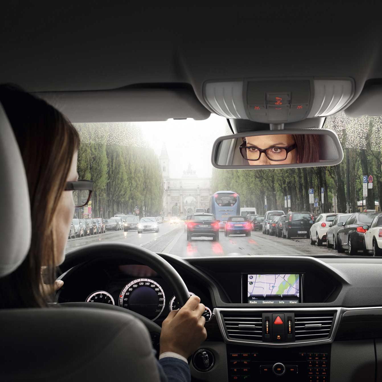 Gözler ön panel ve öndeki yol arasında değiştiğinde yeniden odaklanma zorluğu