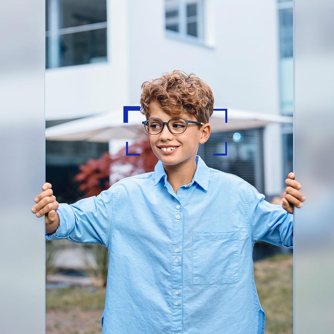 ZEISS SmartLife Young Gözlük Camı kullanan genç bir erkek çocuk