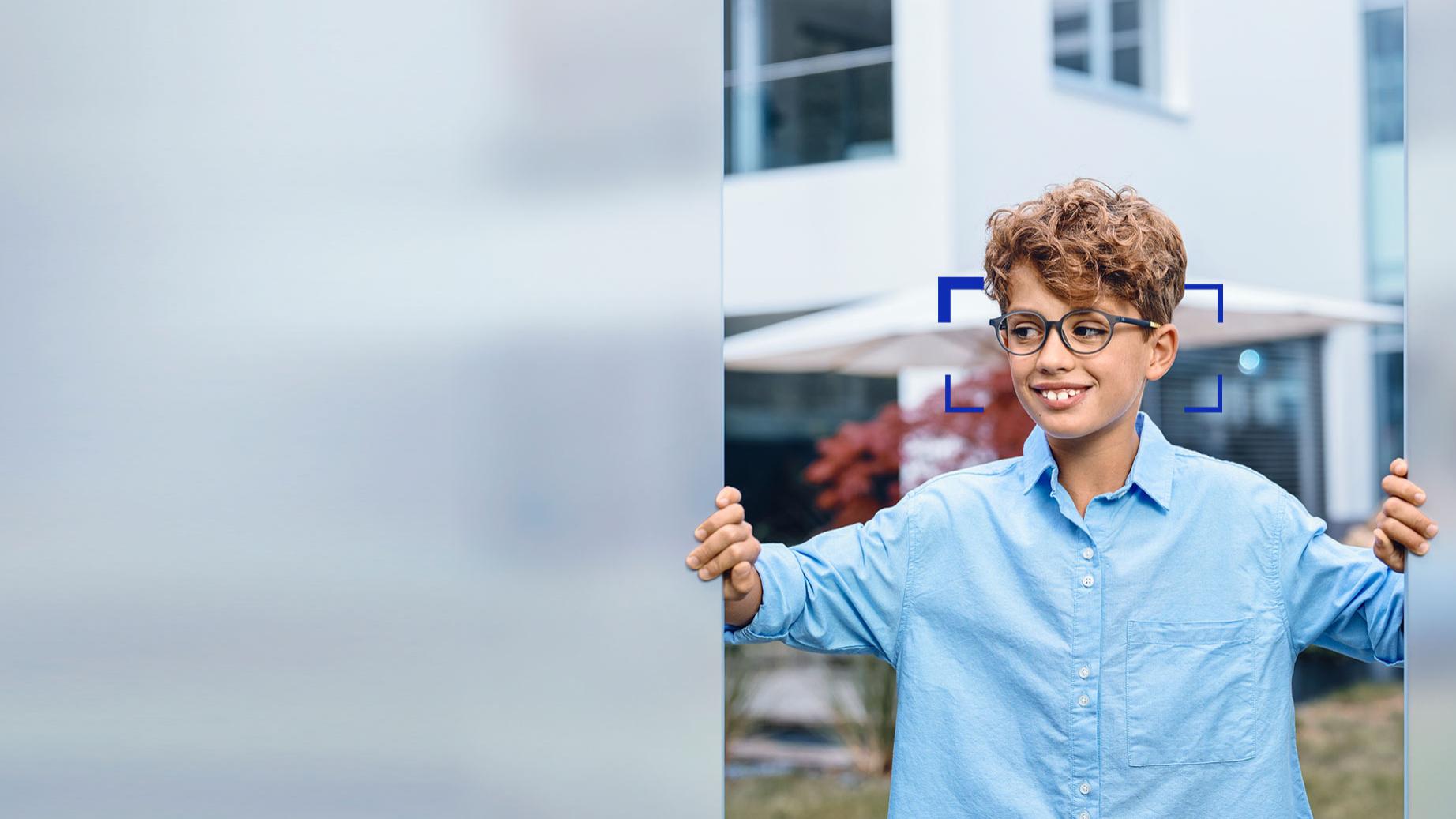 ZEISS SmartLife Young Gözlük Camı kullanan genç bir erkek çocuk