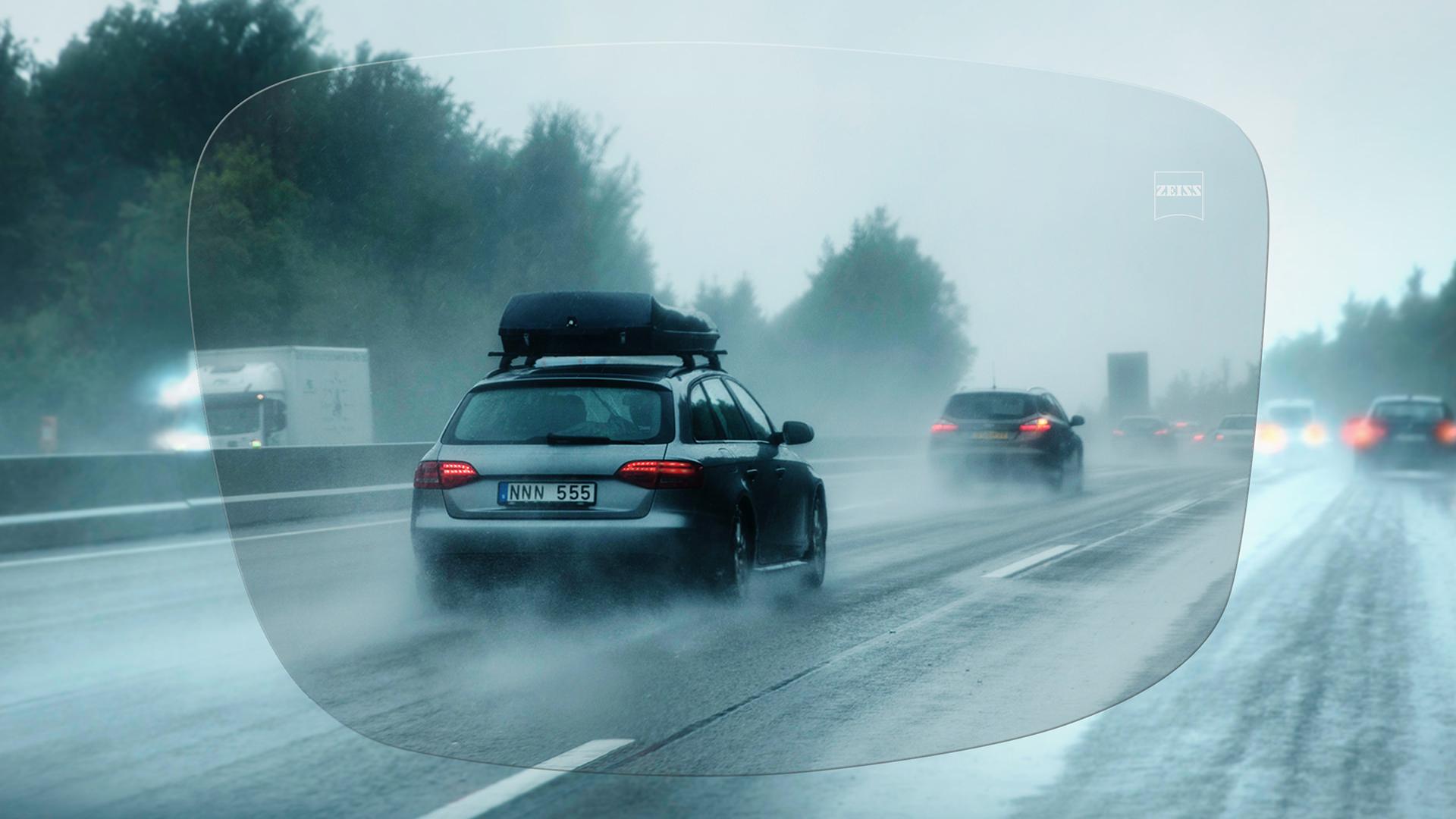 Yağmurlu bir günde otoyolda ZEISS DriveSafe Tek Odaklı Individual Cam ile görüntüleyin 