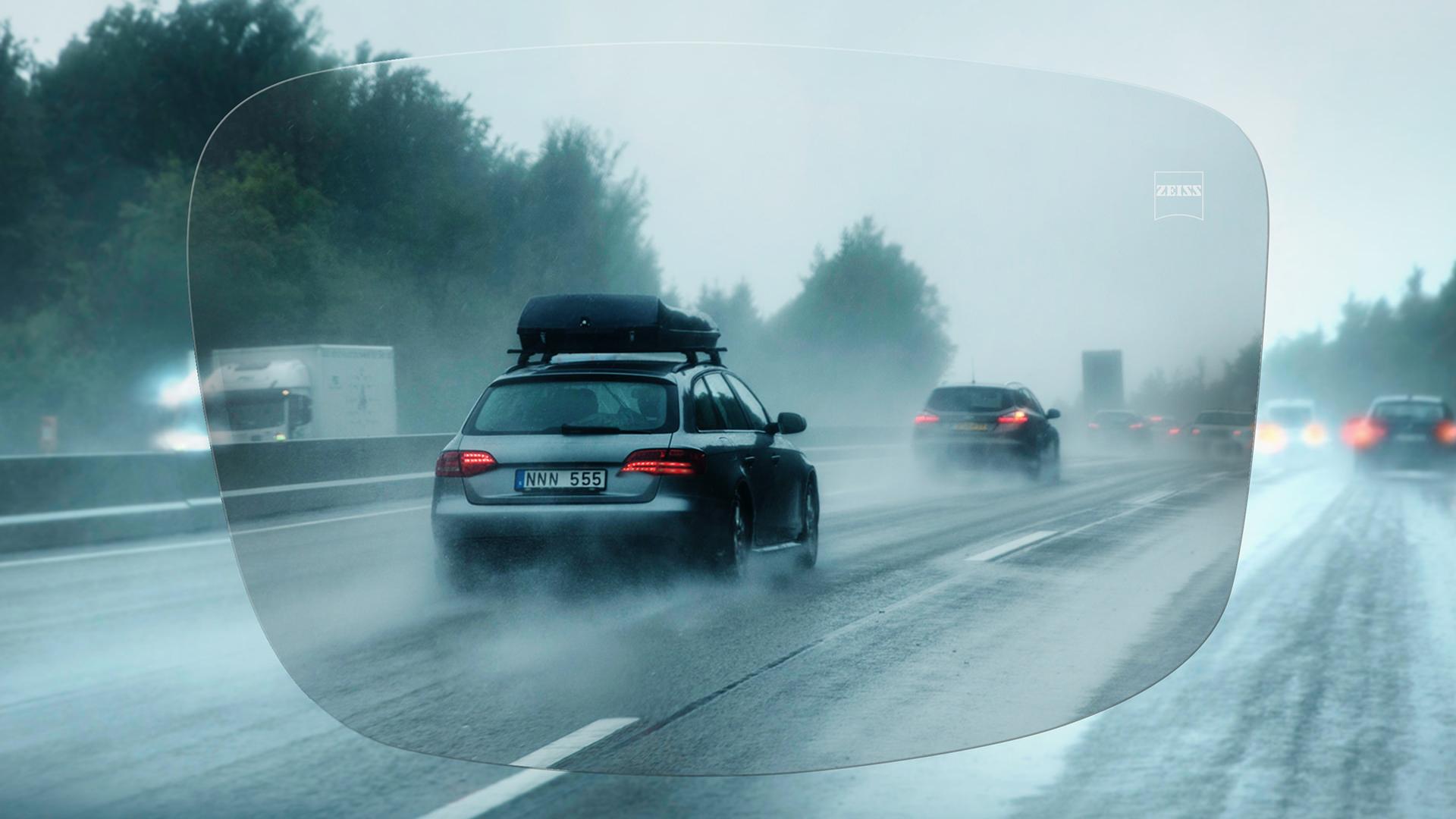 Yağmurlu bir günde otoyolda ZEISS DriveSafe Tek Odaklı Lens ile görüntüleyin 