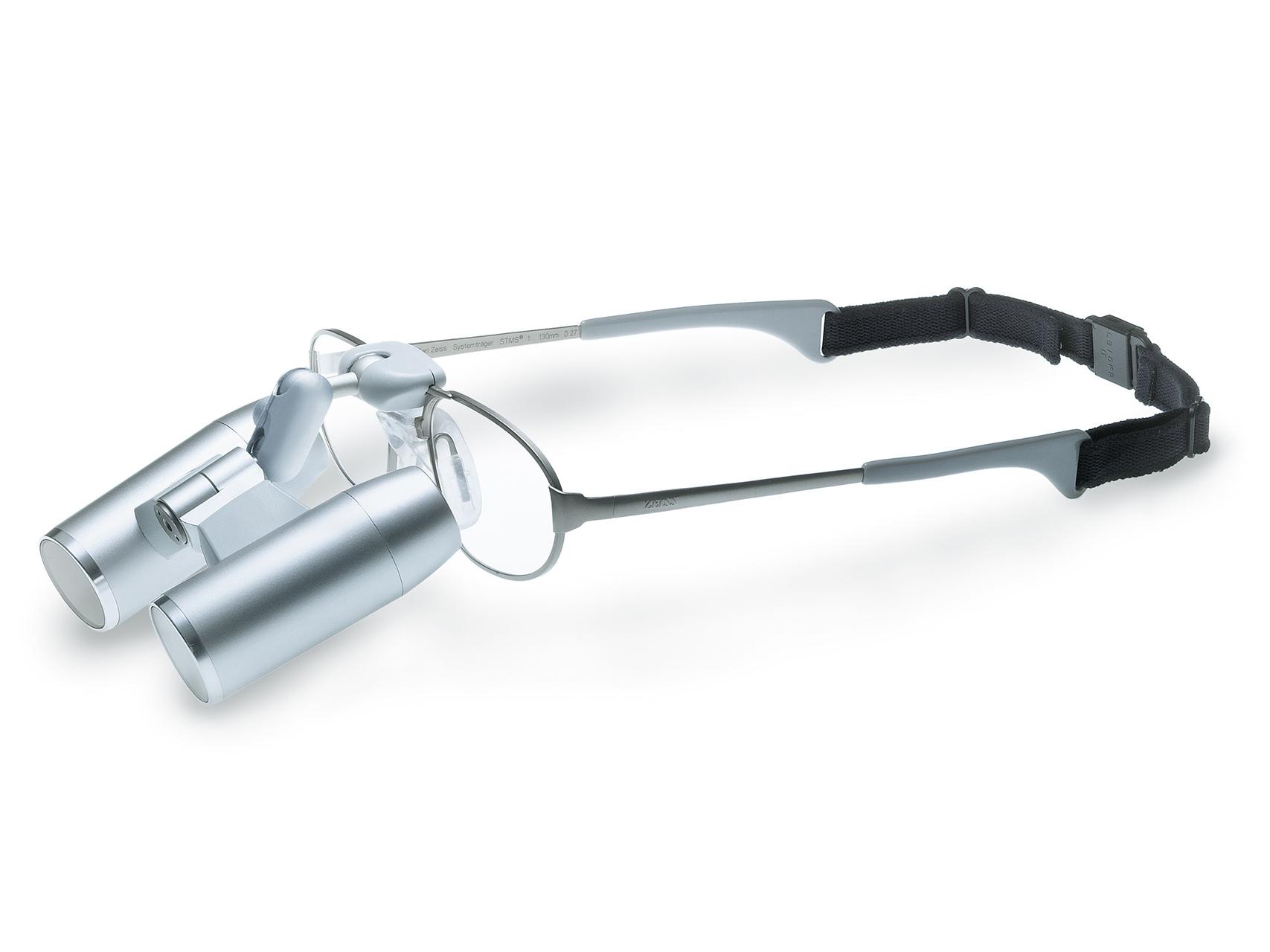 Çerçeveye monte edilmiş bağcıklı ve ZEISS Başa takılan büyüteçli gözlük camları.