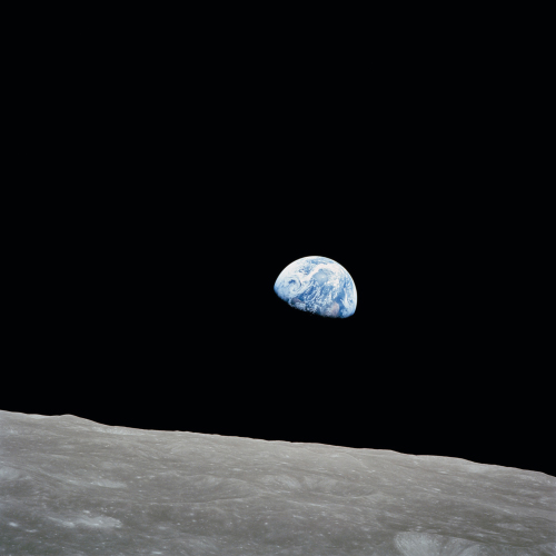 Apollo 8 görevi sırasında ZEISS 250 mm Sonnar telefoto lensle çekilen ikonik dünya doğuşu görüntüsü. 