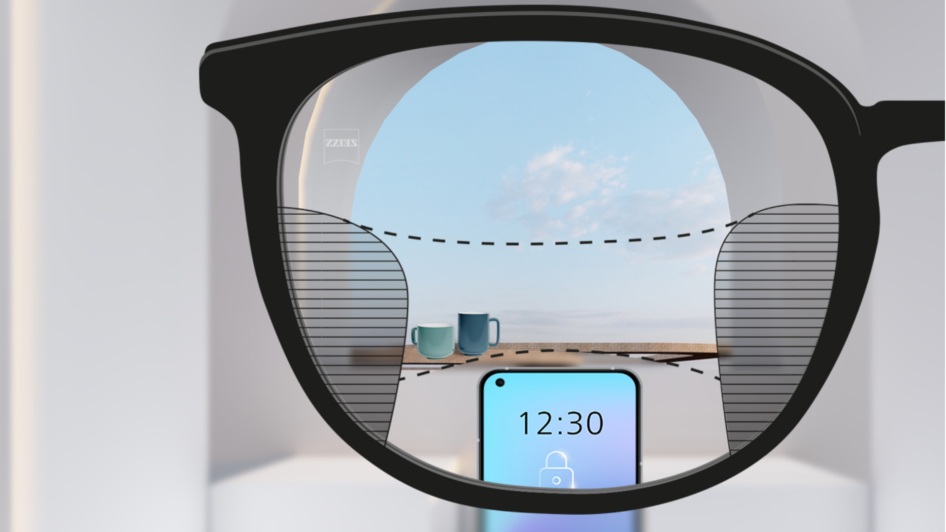 Arkaplanda akıllı telefon ve bardaklar bulunan ZEISS Progressive SmartLife lensli bir bakış açısı görüntüsü, lens tamamen şeffaf ve sağda ve solda ince bulanık çizgiler var.