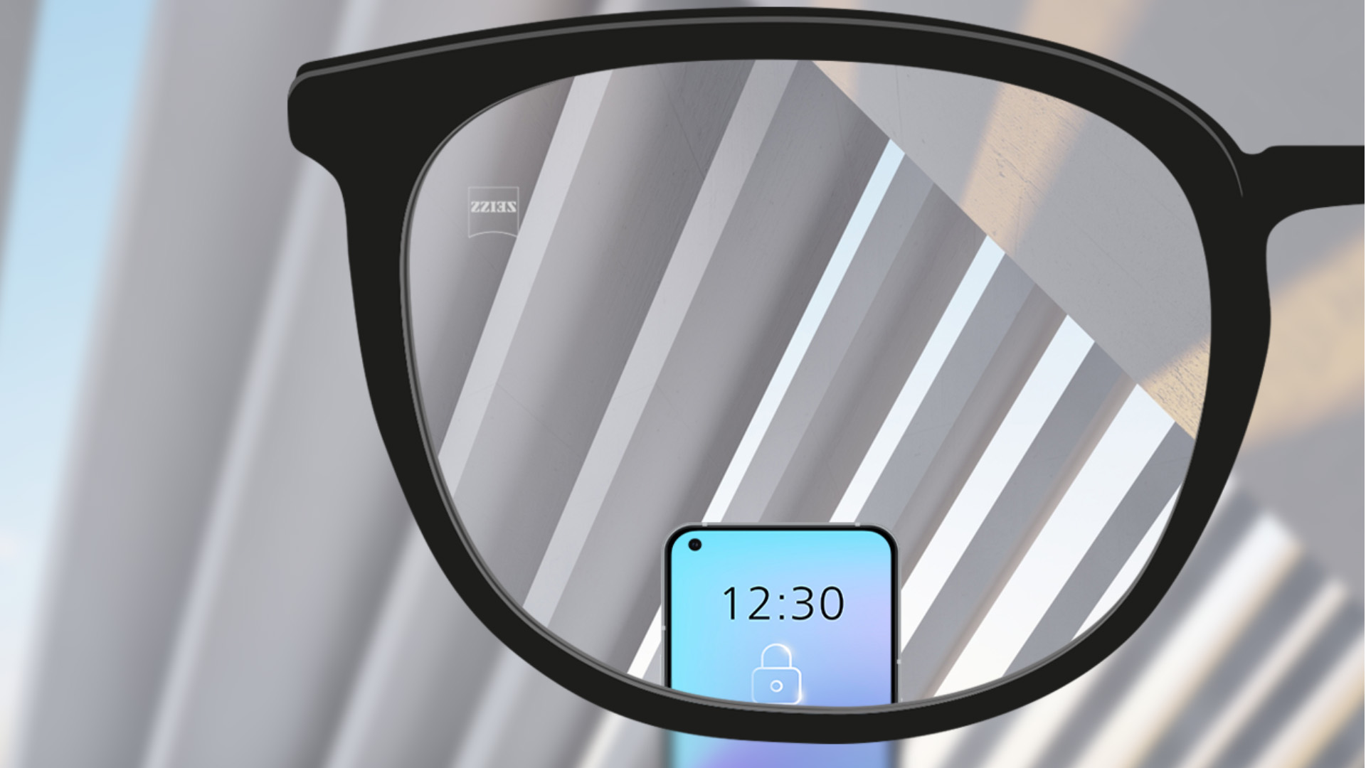 Akıllı telefon ve tamamen şeffaf olan lens ile ZEISS Single Vision SmartLife lenslerinin görüş açısı görüntüsü.