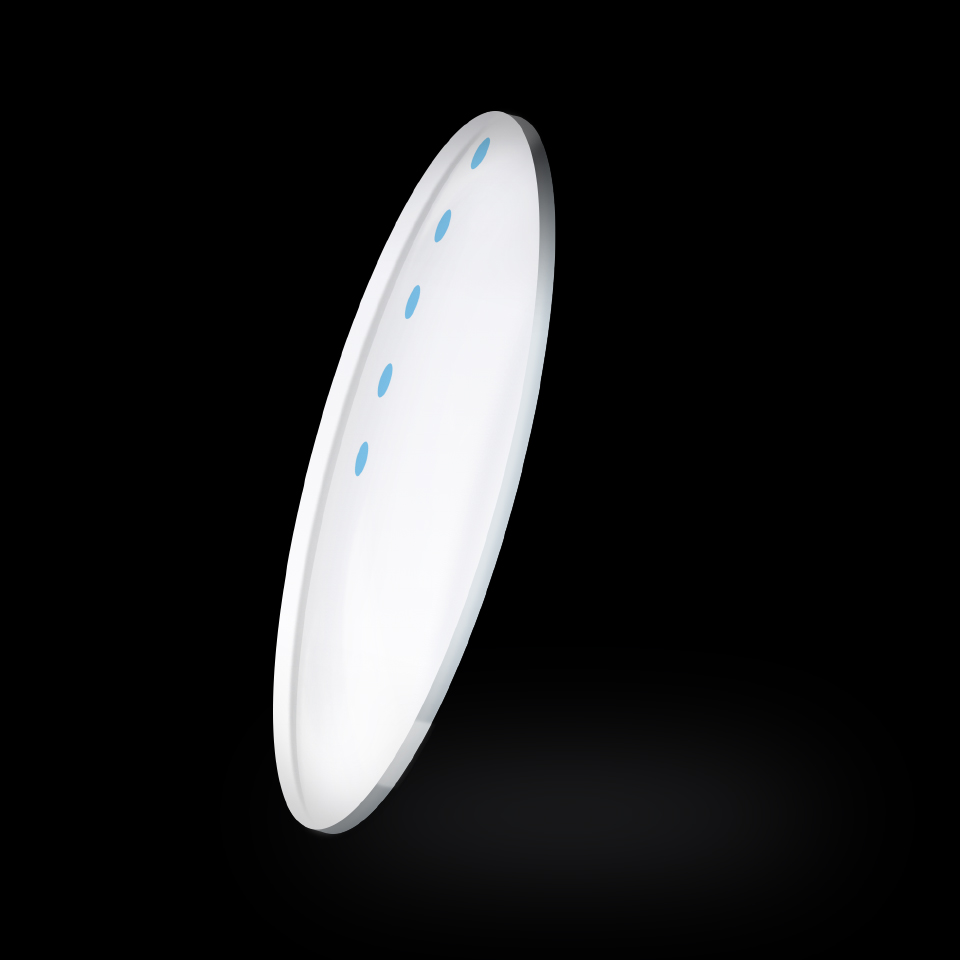 ZEISS'ın standart küresel tek odaklı camları, standart asferik tek odaklı camları ve ClearView tek odaklı camlarını gösteren üç çizim, camın içerdiği optimizasyon noktaları ve kalınlığındaki farkı göstermektedir.