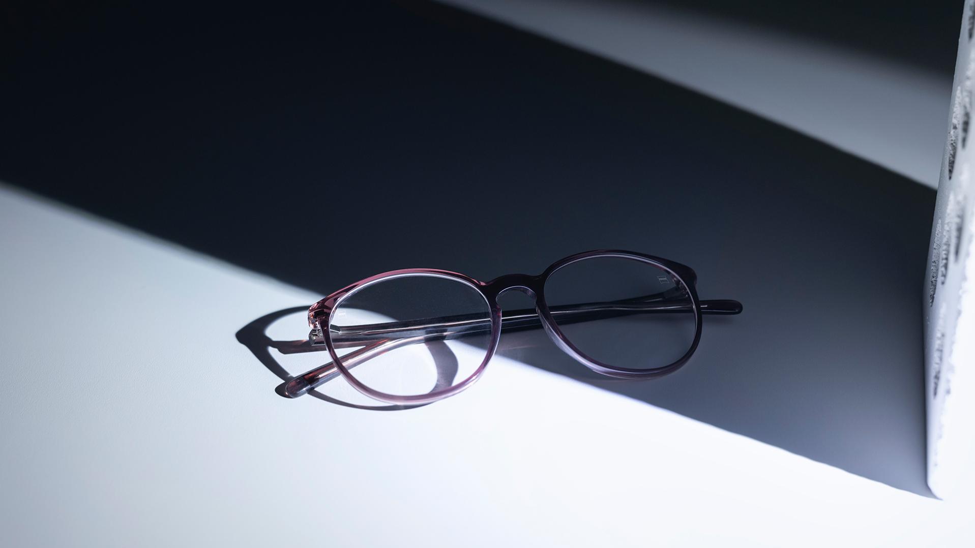 Yarı gölgede, yarı güneşte kalabilen ZEISS camlı ve DuraVision® kaplamalı gözlükler.