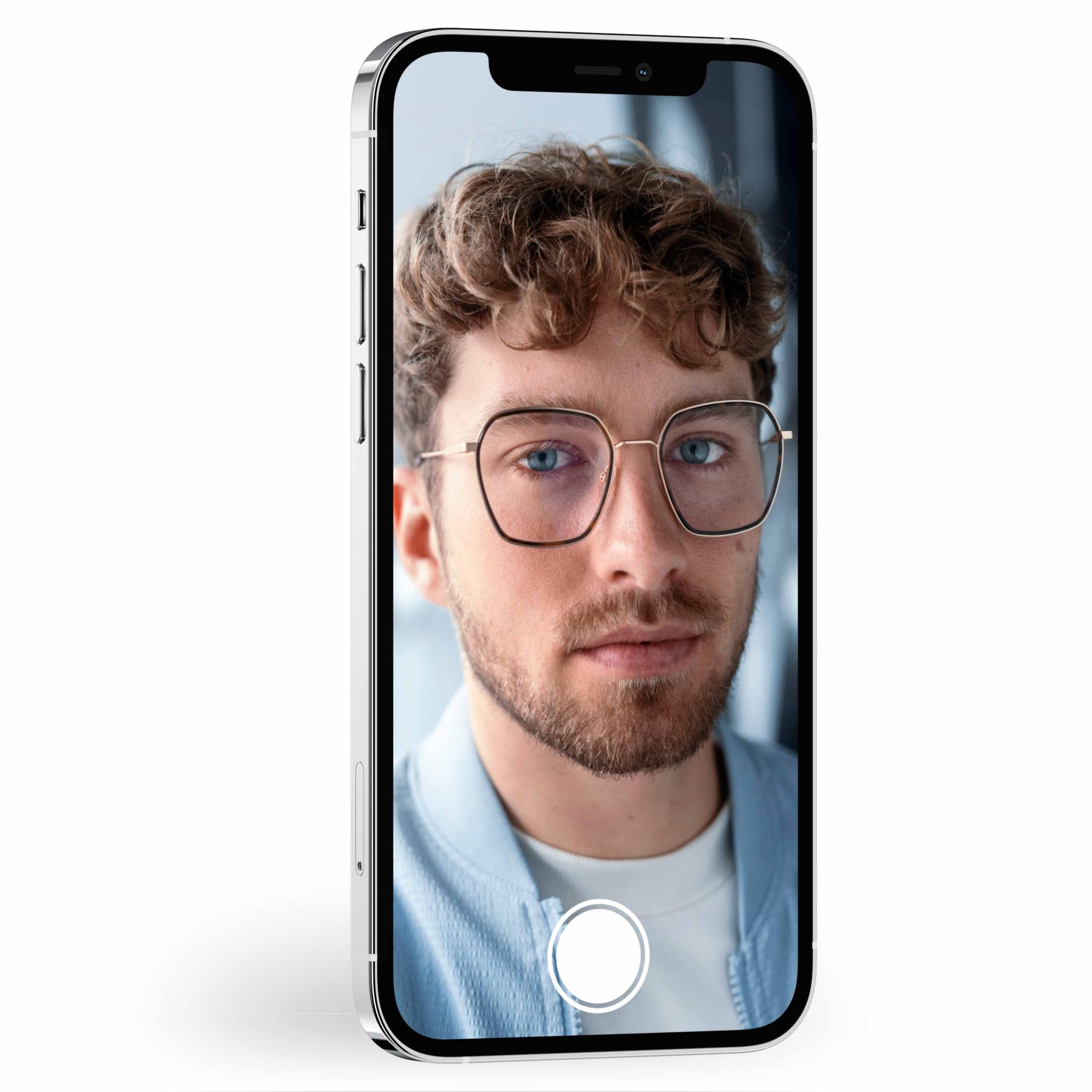 Gözlük takan bir kişiyi gösteren kaydırıcılı bir resim. Kaydırıcıyı hareket ettirdiğinizde, DuraVision kaplamalı ZEISS camların çok daha az yansıtıcı olduğunu görebilirsiniz.