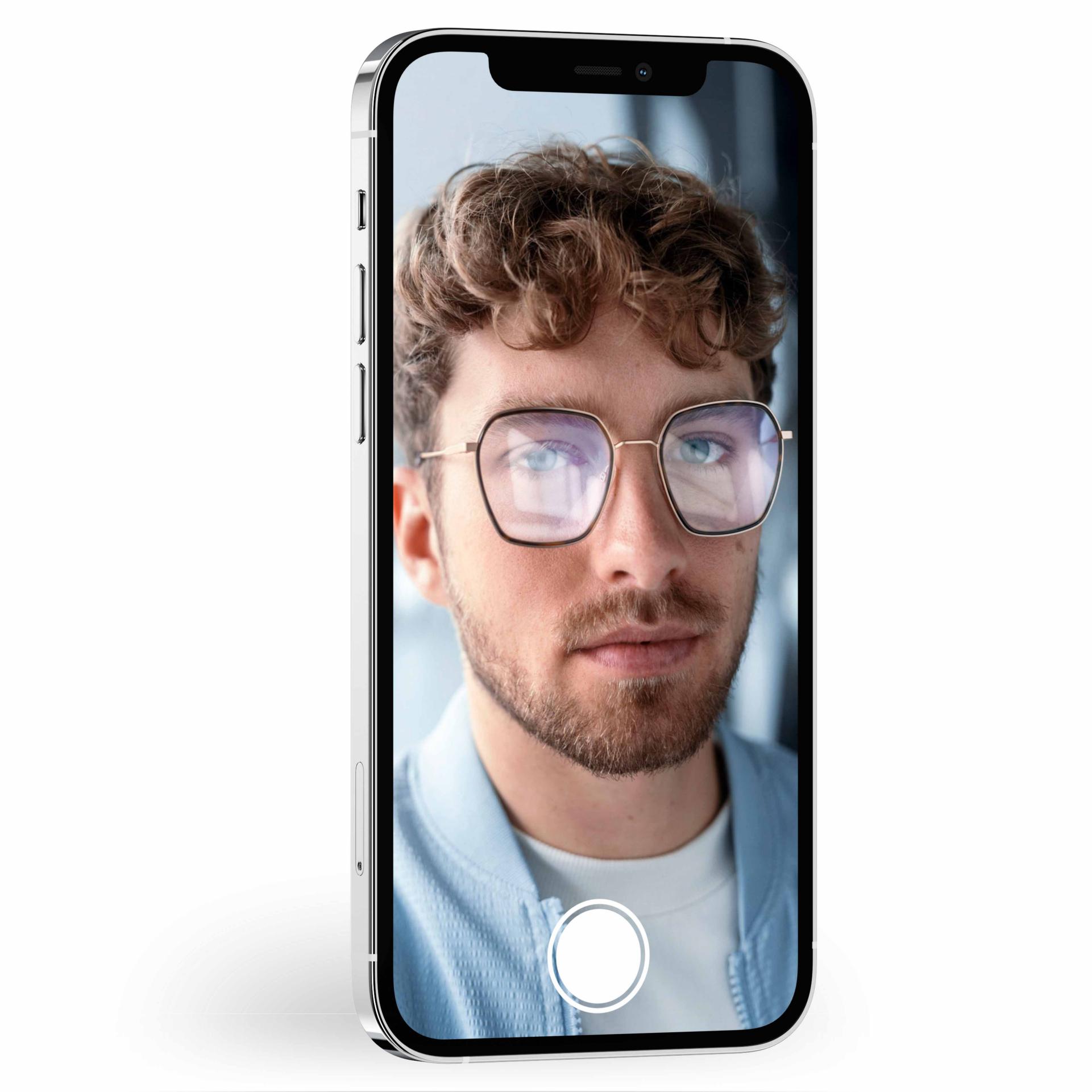 Gözlük takan bir kişiyi gösteren kaydırıcılı bir resim. Kaydırıcıyı hareket ettirdiğinizde, DuraVision kaplamalı ZEISS camların çok daha az yansıtıcı olduğunu görebilirsiniz.