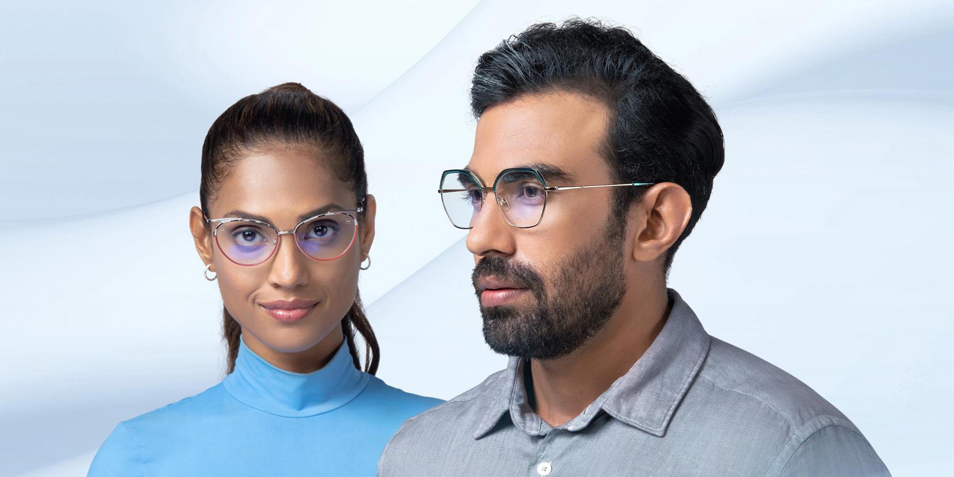 ZEISS Progressive Light 2 gözlük camları kullanan orta yaşlı bir kadın ve erkek.