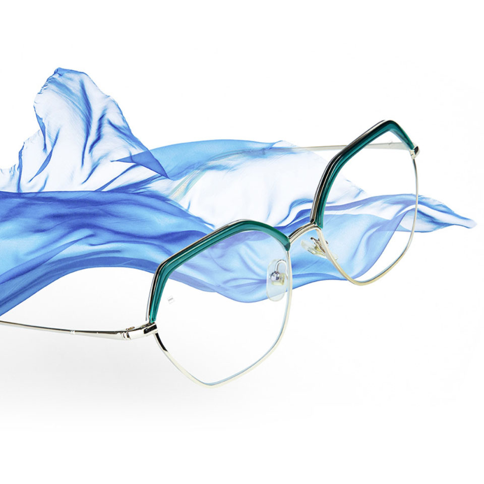 ZEISS Progressive Light 2 lensli gözlüklerin ve havada süzülen mavi bir kumaşın görüntüsü.