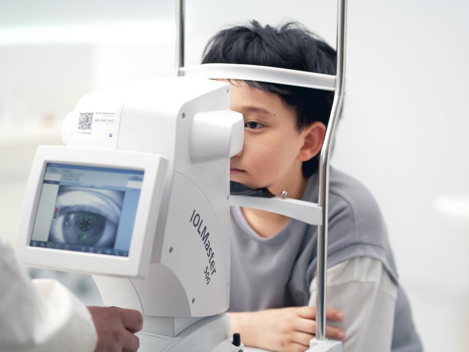 Küçük bir çocuğun gözleri ZEISS IOLMaster ile muayene ediliyor.
