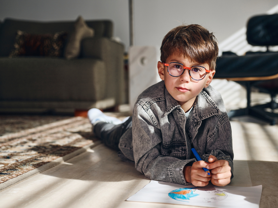 ZEISS MyoCare lens takan genç bir çocuk doğrudan kameraya bakıyor.