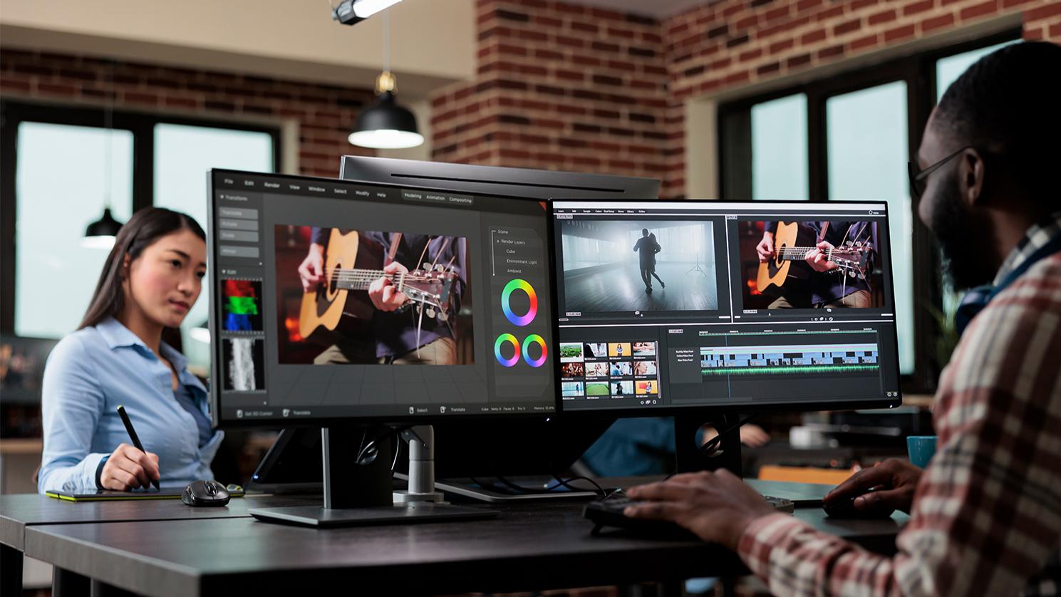 Genç bir kadın, ZEISS bilgisayar gözlüğü takan orta yaşlı bir erkek grafik tasarımcısının karşısında oturuyor. İkisi de bilgisayar ekranlarına odaklanmış durumda.