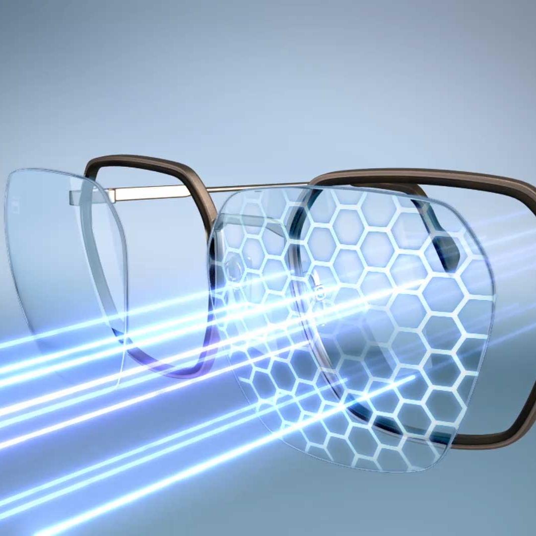 ZEISS BlueGuard lens malzemesi ve ZEISS PhotoFusion X işlemine sahip bir lens, hem berrak hem de renkli halde mavi ışığı engeller.