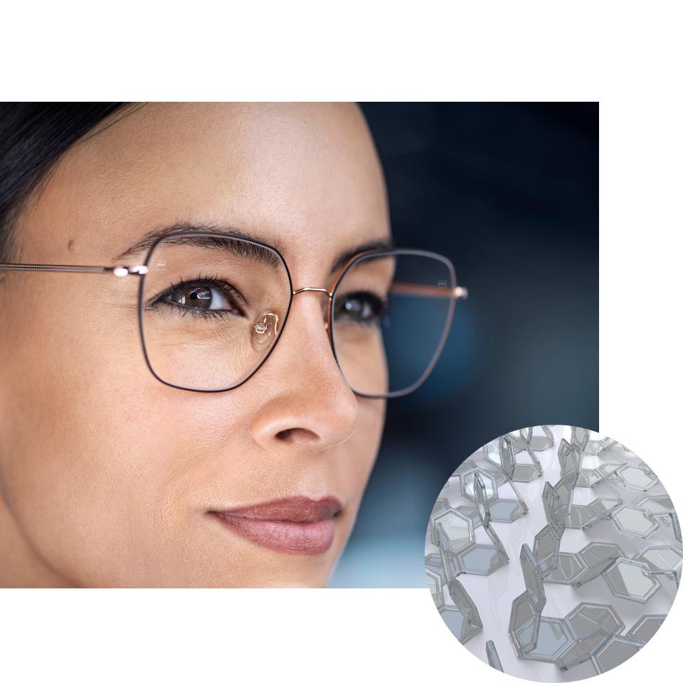 Katlanmış boya bileşiklerinin görselleştirildiği şeffaf durumda ZEISS PhotoFusion X gözlük takan kadınlar. 