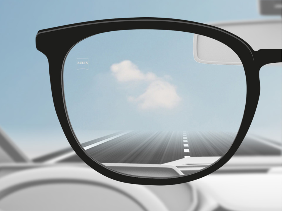 DriveSafe tek odaklı lens aracılığıyla yolun net bir görünümünü gösteren şematik bakış açısı çizimi. . 