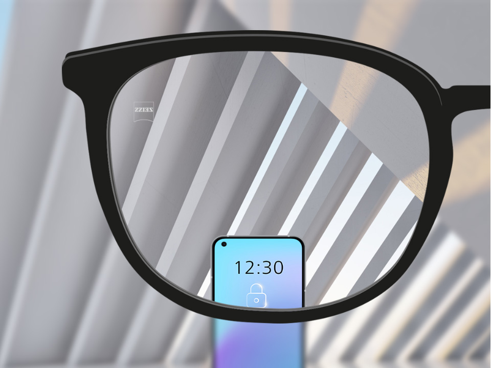SmartLife tek odaklı lens aracılığıyla uzaktaki nesneleri ve bir akıllı telefonu, çevrede bozulma olmadan net bir şekilde gösteren şematik bakış açısı çizimi. 