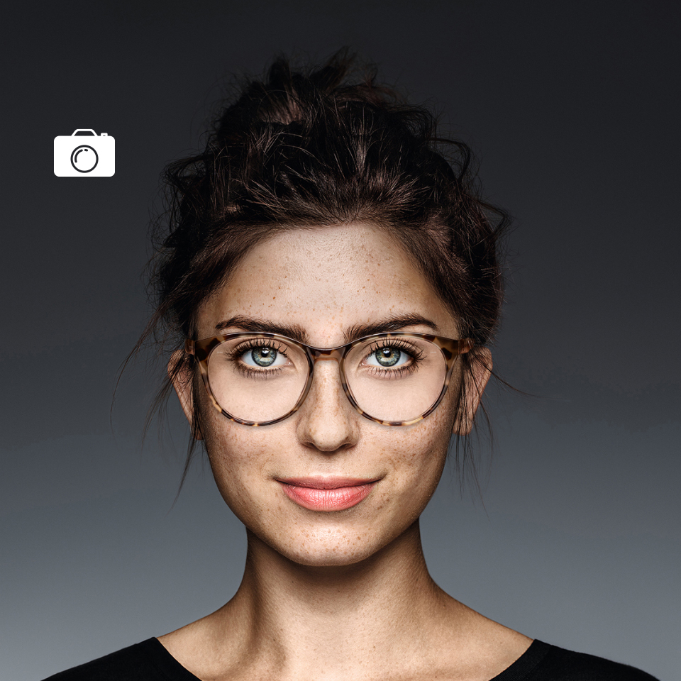 Aynı kadının şeffaf lens takmış hali – normal bir kamera ve bir UV kamera lensi aracılığıyla görülüyor. UV kamerada lens siyah görünür; bu da UV ışınlarının lensten geçmesine izin vermediği anlamına gelir.  