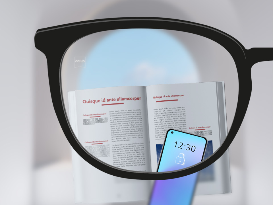 Akıllı telefon ve kitapla ZEISS Single Vision SmartLife camlarının kullanıldığı ve camın tamamen şeffaf olduğu bir bakış açısı görüntüsü.