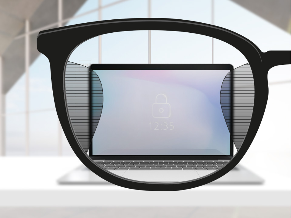 ZEISS Ofis lensleri ile çekilmiş, lensin ortasında bilgisayar ekranı ve sağda ve solda ince, bulanık çizimler bulunan bir bakış açısı görüntüsü.