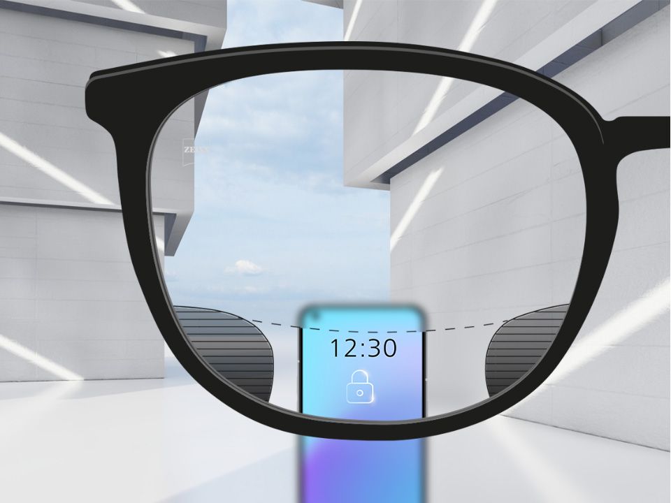 ZEISS Digital SmartLife lensleri ile bir akıllı telefon ve lensin üst ve alt alanında tamamen net olan ve sol ve sağda küçük bulanık alanlar bulunan bir bakış açısı görüntüsü.